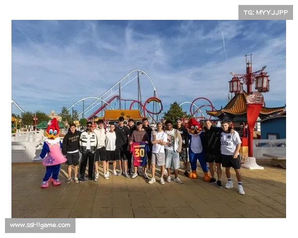 球队大巴前往赛场趣事，球员赛前放松方式各异